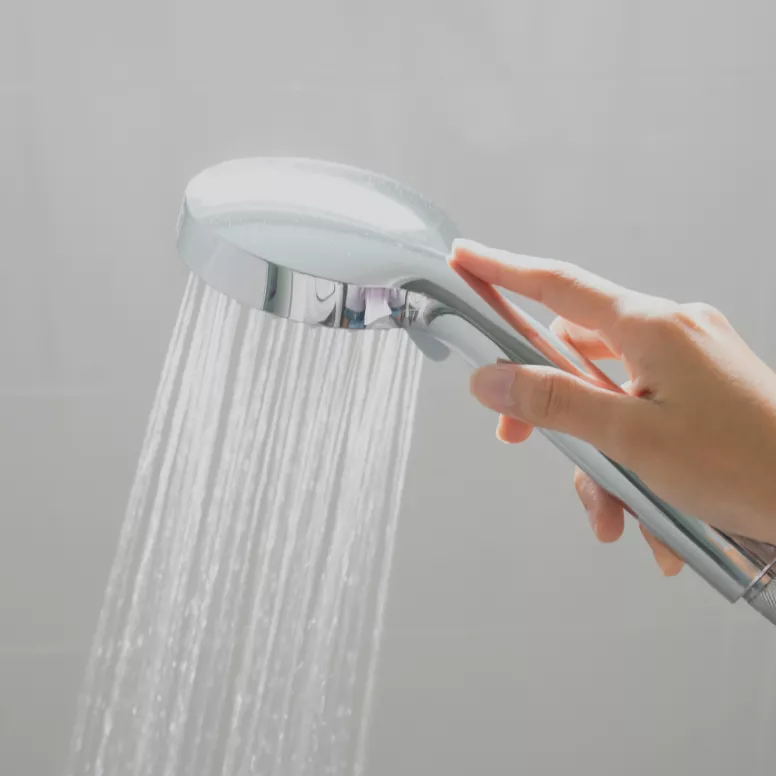 Zimny prysznic przed snem - kiedy się wykapać przed snem? Artykuł FDM