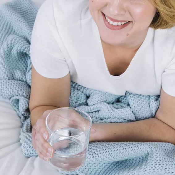 Przed snem powinniśmy wypijać szklankę wody. Fakt czy mit?