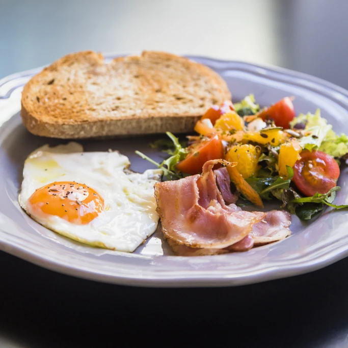 Sny a dieta keto - czy niskowęglowodanowy tryb życia wpływa na treści snów?