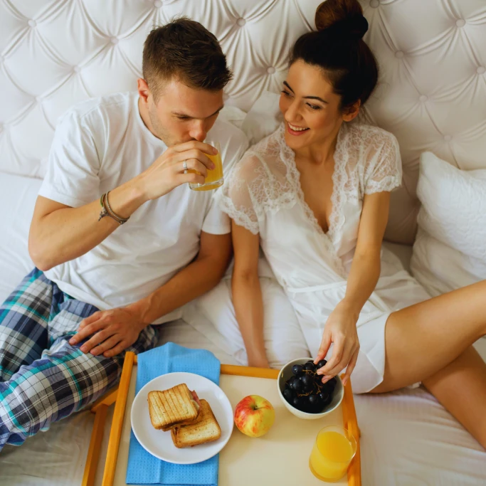 Jak przygotować romantyczne śniadanie do łóżka?