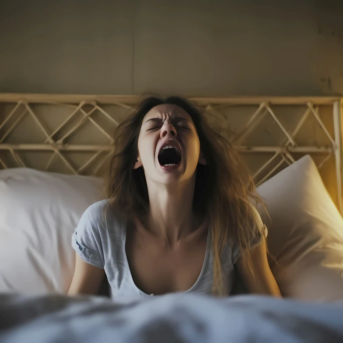 Lęki nocne u dorosłych – skąd się biorą i jak sobie z nimi radzić?