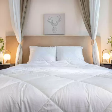 Wizualizacja - łóżko sypialniane nakryte kołdrą i poduszkami