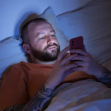 Spanie z telefonem - dlaczego nie należy używać telefonu przed snem?