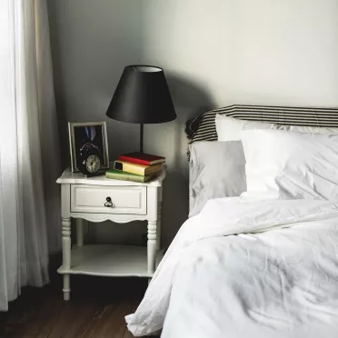 Wysokość szafki nocnej - jak dobrać ją do łóżka? Porady