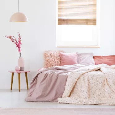 Pastelowa sypialnia, sypialnia pudrowy róż - artykuł FDM