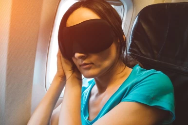 Jet lag – jak przestawić się na nową strefę czasową i dobrze spać