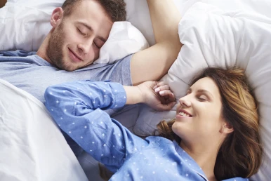 Spanie osobno w małżeństwie – czym jest „sleep divorce”?
