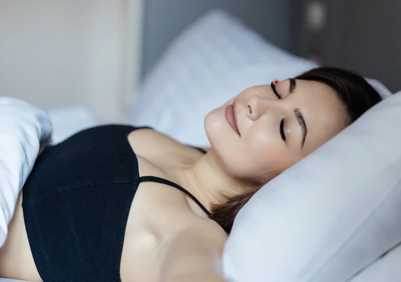 „Sleepmaxxing” – czy nowe trendy naprawdę poprawiają jakość snu?