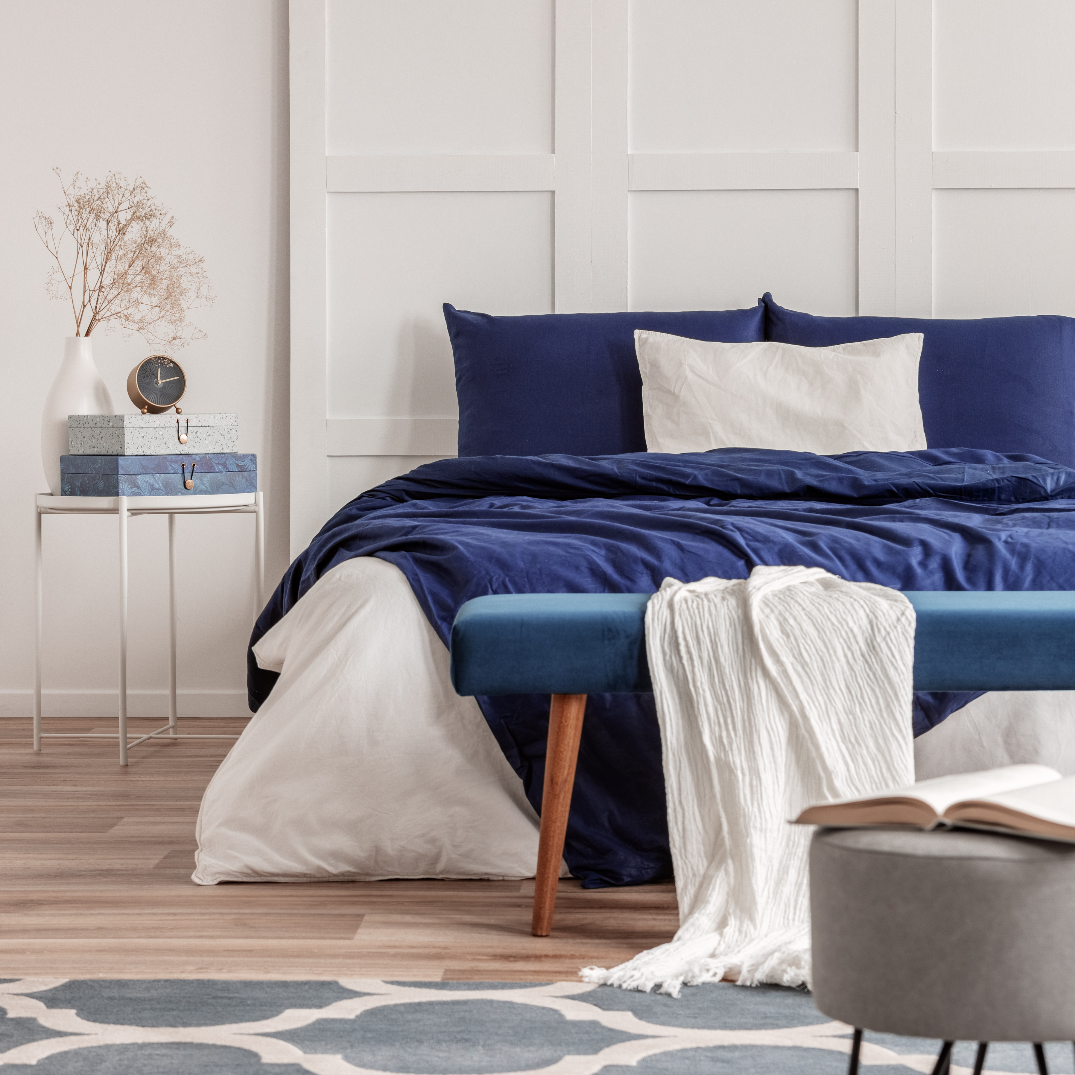 Niebieska sypialnia, niebieska łóżko, niebieskie poduszki - Artykuł FDM